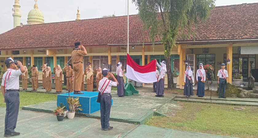 Upacara Bendera Senin, 4 Agustus 2025: Kelas 9A Bertugas, Pembina Tekankan Pentingnya Menaati Tata Tertib