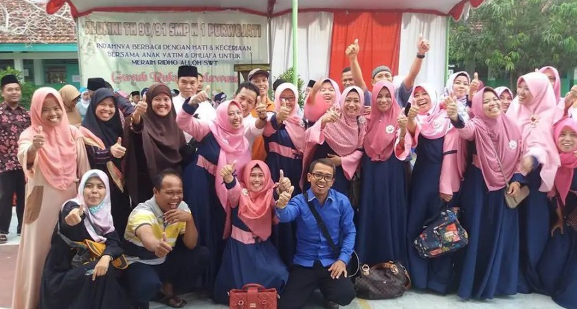 SANTUNAN ANAK YATIM DAN DHUAFA OLEH ALUMNUS SMP N 1 PURWOJATI