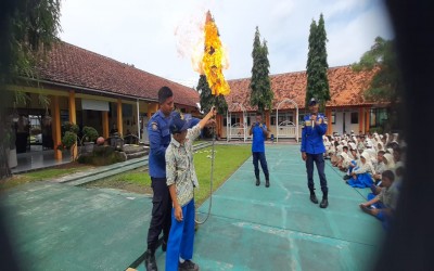 SMP Negeri 1 Purwojati Gelar Simulasi Penanggulangan Kebakaran