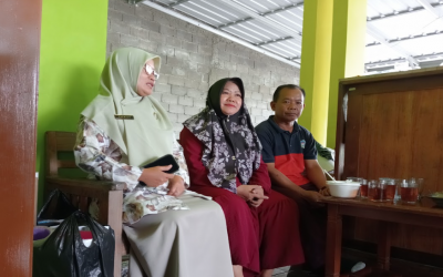 Guru dan Tendik SMPN 2 Purwojati Anjangsana ke Rumah Bapak Sentar Sugiyanto, S.A.P.